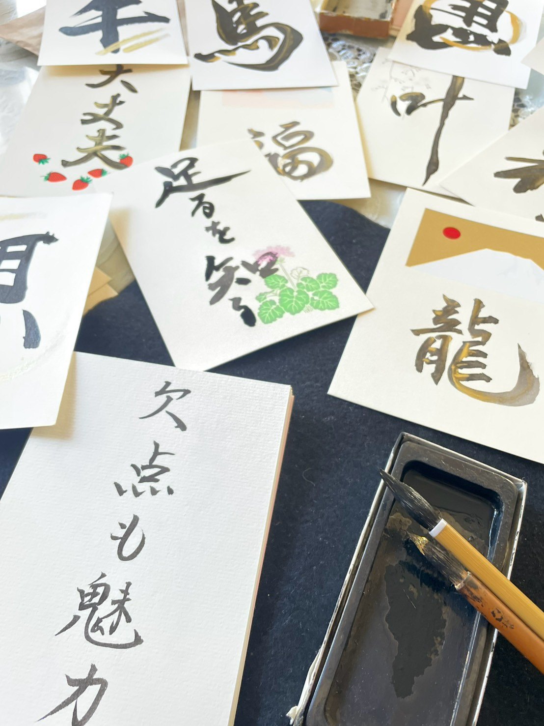 『欠点も魅力』などの言葉が書かれた書作品