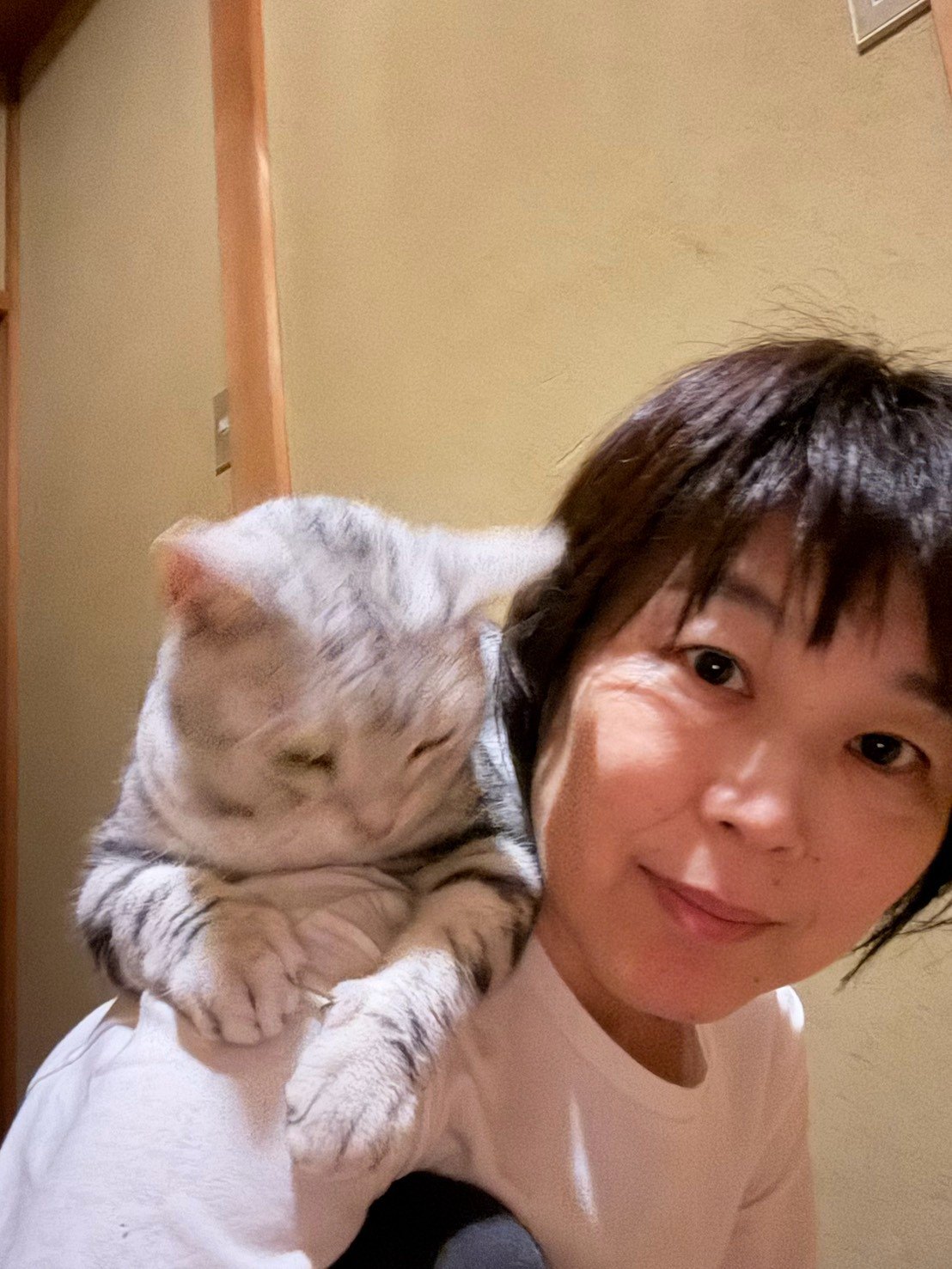 猫を肩に乗せ、自然な表情を見せるやよいさん